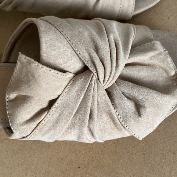 David Aaron Tan Fabric Sandals. Like new. Size 10 - Picture 3 of 9